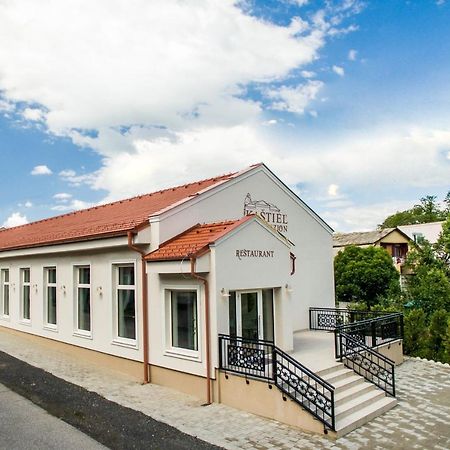 Am Kastiel Penzion Rimavská Sobota Exteriör bild